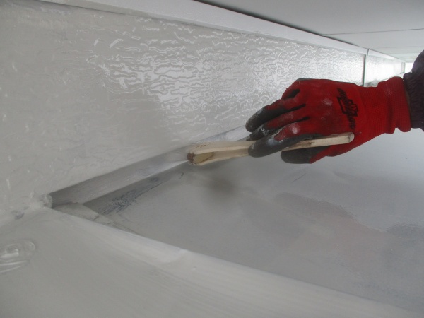 玄関屋根の錆止め刷毛塗装中です