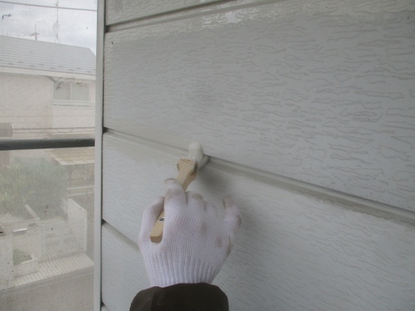 外壁目地の下塗り刷毛塗装中です