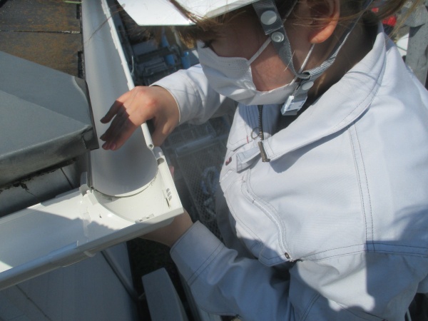 軒樋を繋ぎました