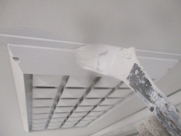 排気口の2回目刷毛塗装中です