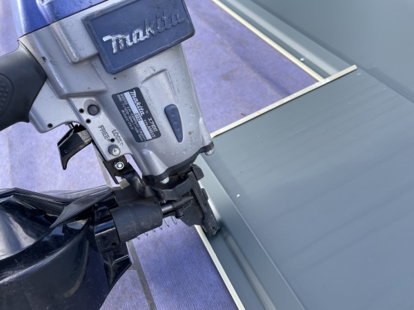 釘で固定します