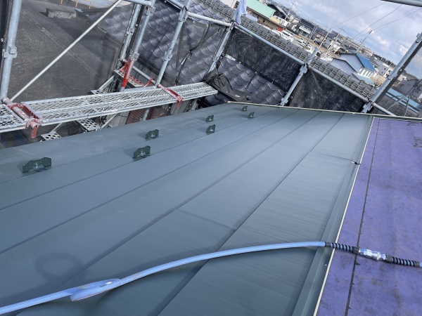 横暖ルーフの貼り付け中です