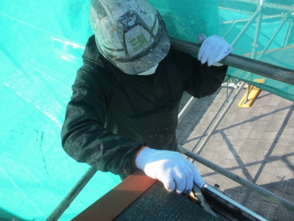 軒先水切りの中塗り中です