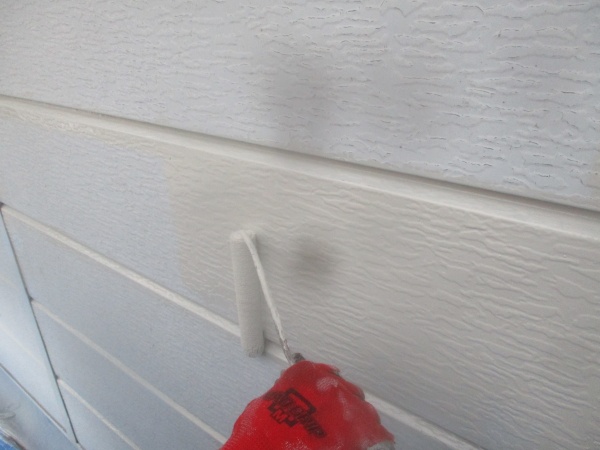 外壁の下塗りローラー塗装中です