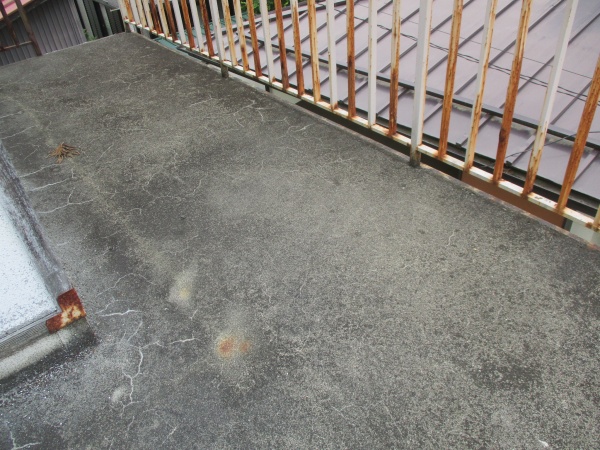 洗浄前のベランダの状態です