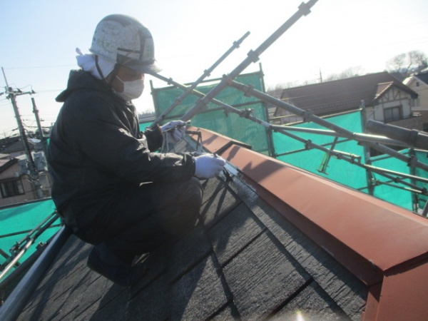 棟板金の中塗り中です