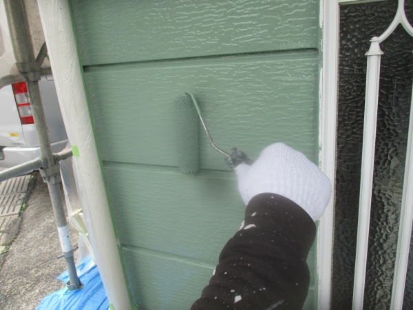 サイディングの上塗りローラー塗装中です