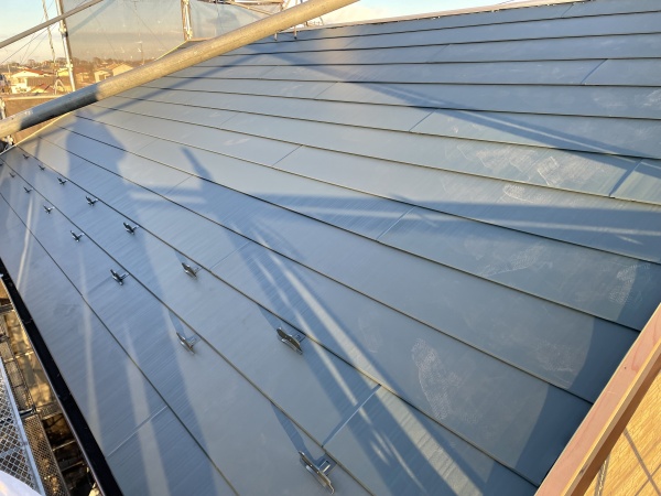 屋根のルーフ貼り付けが終了しました