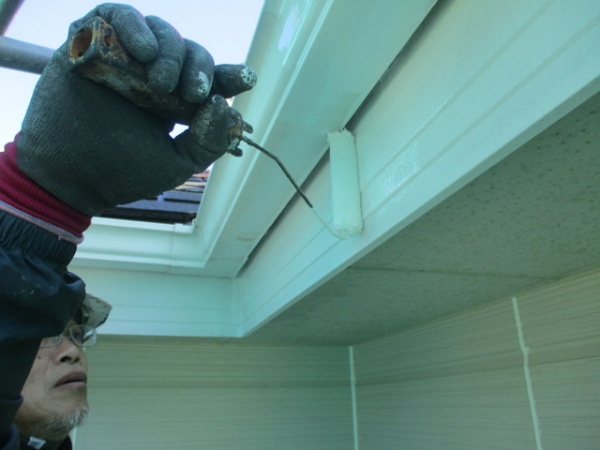 樋と鼻隠しの中塗り中です