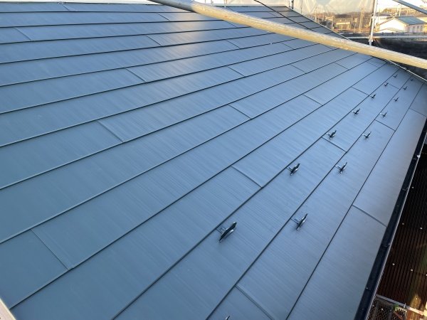 屋根のルーフ貼り付けが終了しました