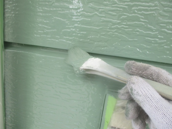 サイディングの上塗り刷毛塗装中です