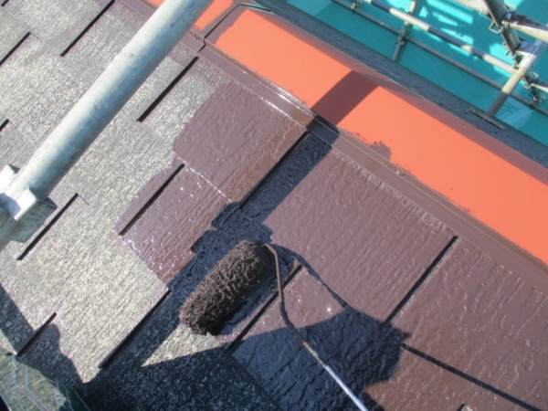 スレート屋根の中塗り中です