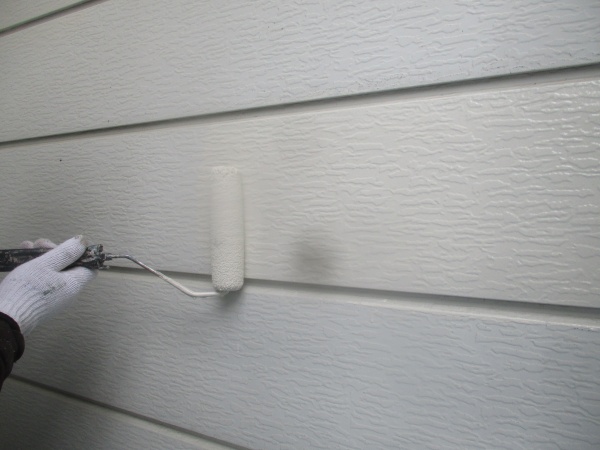 玄関以外のサイディング下塗り塗装中です