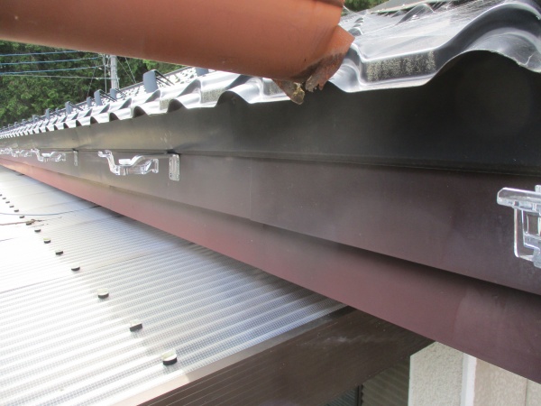 軒樋金具を取り付けました