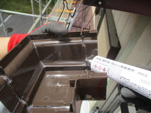 外曲がりにボンドを塗布中です