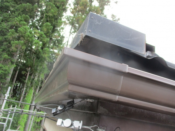 軒樋を繋ぎました