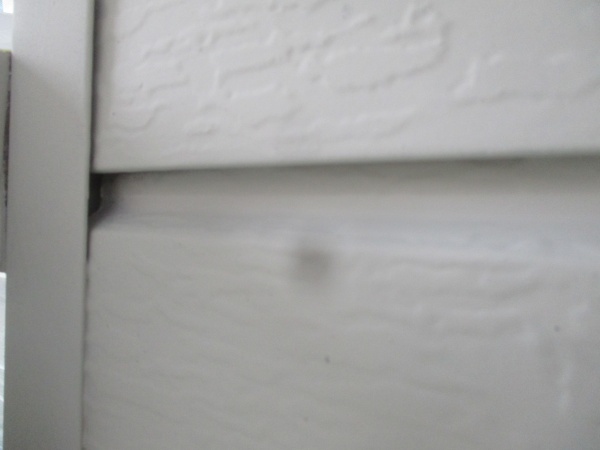 下塗り後のサイディングと出隅カバーの取り合いです