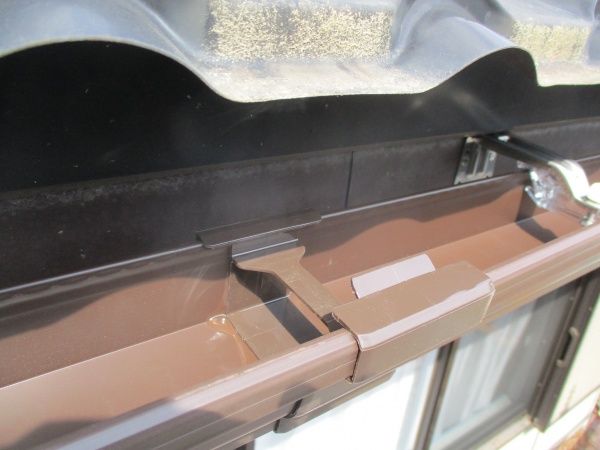 軒樋を突き合わせで繋ぎました