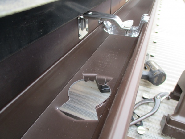 排水穴に切り込みを入れました