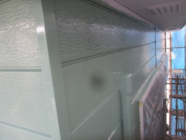 サイディングの中塗りが終了しました