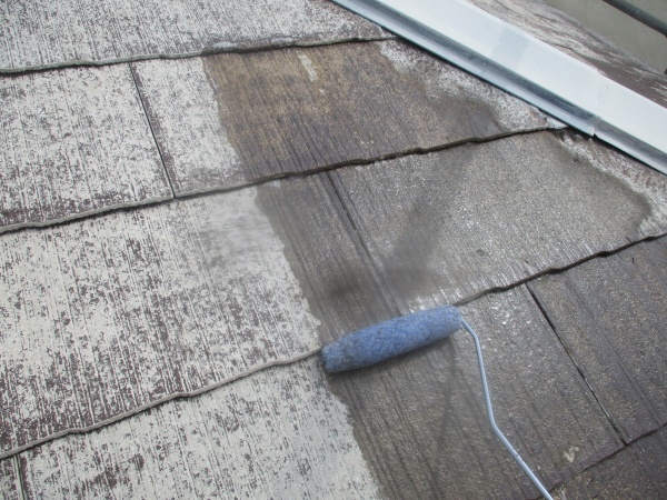 屋根の下塗り塗装中です