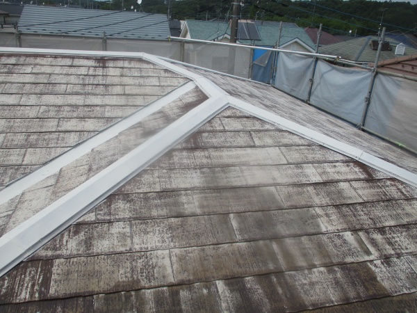 屋根の下塗りが終了しました