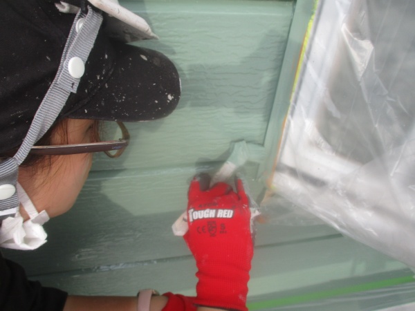 外壁の上塗り刷毛塗装中です