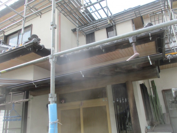 玄関屋根の雨樋取り付けが終了しました