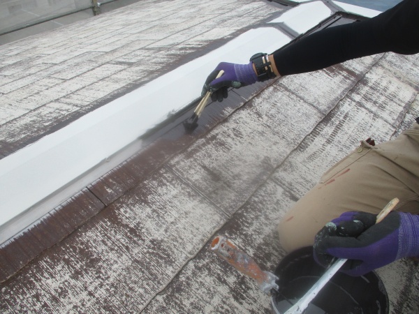 ２階屋根の中塗り刷毛塗装中です