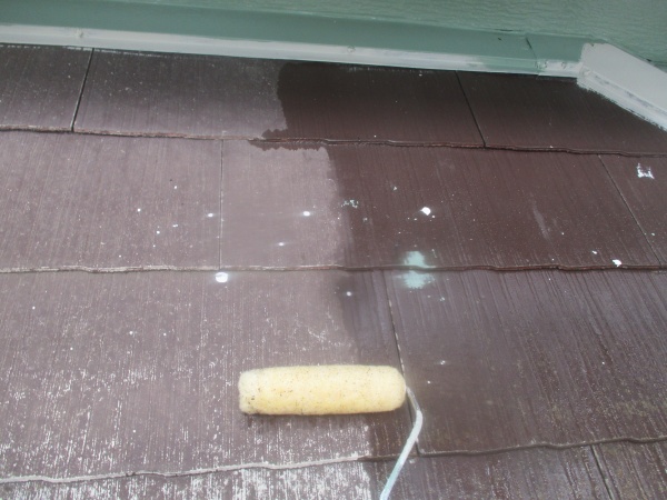 下屋根の下塗り中です