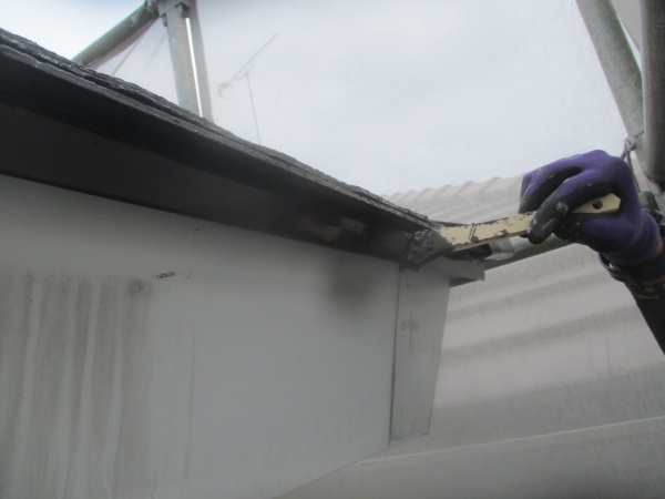 軒先水切りの中塗り中です