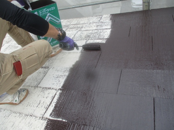 ２階屋根の中塗りローラー塗装中です