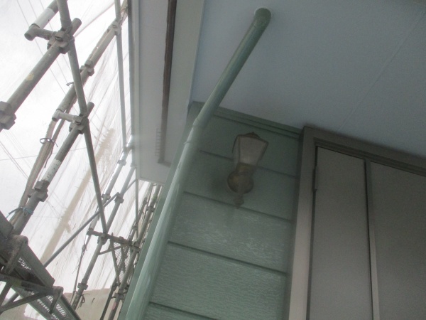 玄関脇の竪樋の取り付けが終了しました