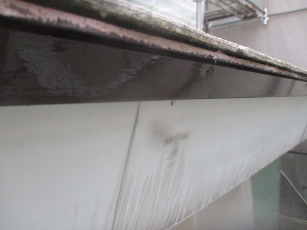 軒先水切りの中塗りが終了しました