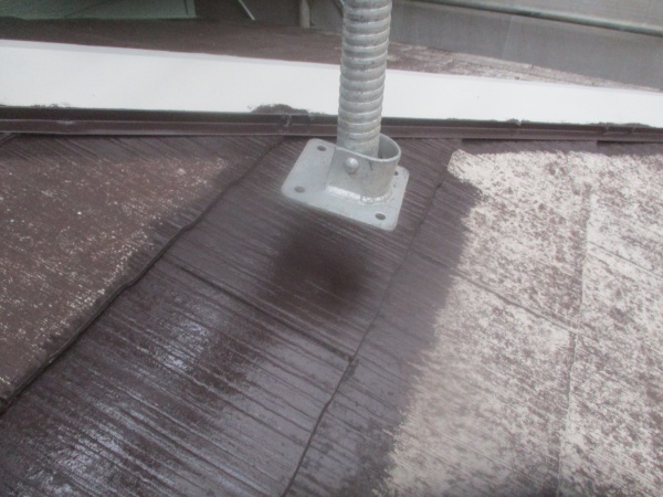 下屋根の足場足下中塗り終了しました