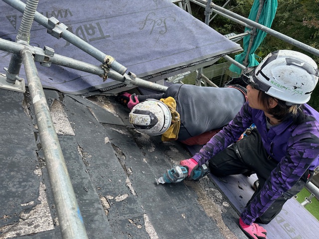 ルーフィングの貼り付け中です