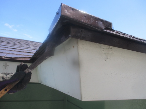 軒先水切りの上塗り中です