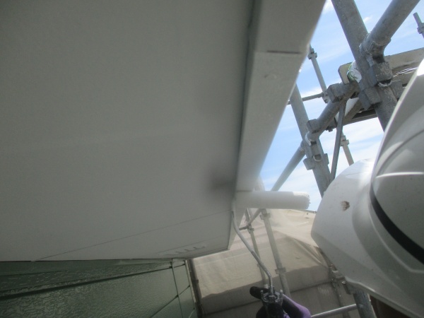 破風下ローラー塗装中です