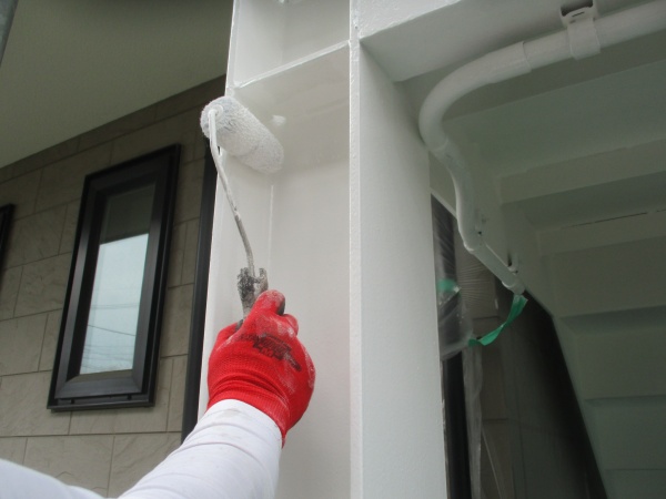 柱の中塗り塗装中です