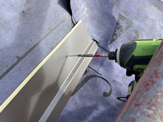 屋根板金の取り付け中です