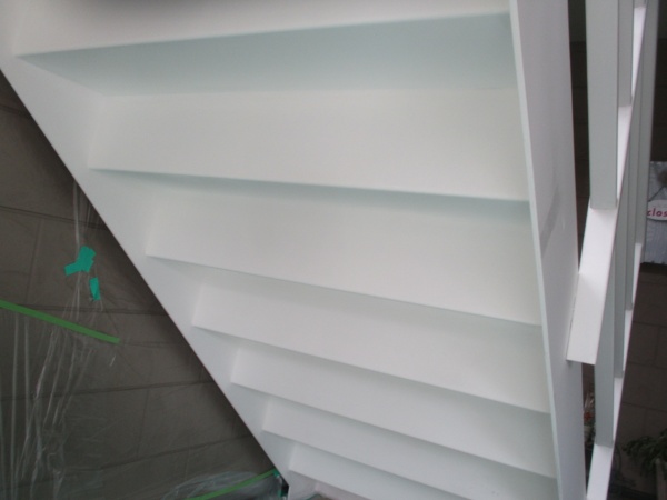 階段下の中塗りが終了しました