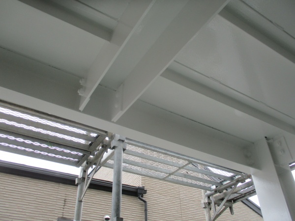 踊り場裏の中塗りが終了しました