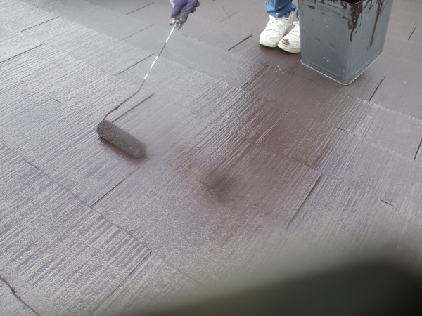 ２階屋根の上塗り中です