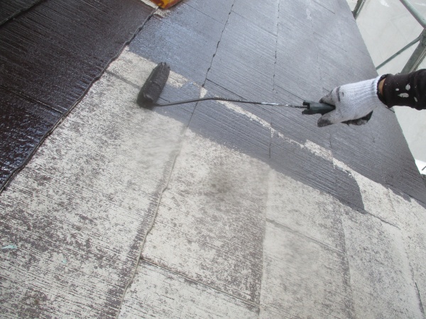 １階屋根の中塗りローラー塗装中です