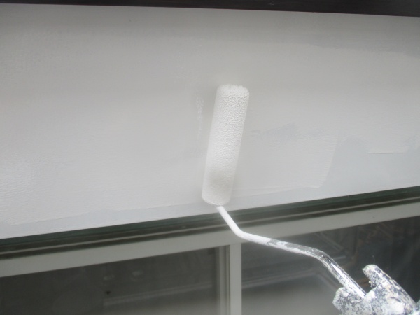 破風板中塗りローラー塗装中です