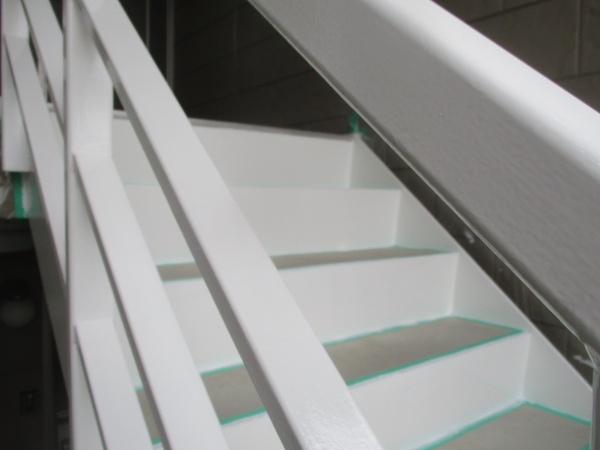 階段の中塗りが終了しました