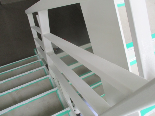 手摺の中塗りが終了しました