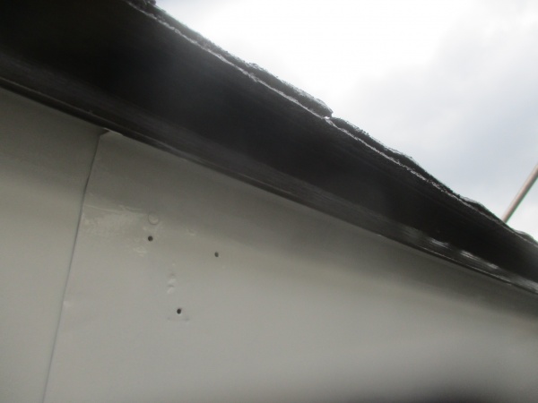 軒先水切りの上塗りが終了しました