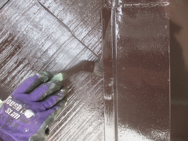 １階屋根の上塗り塗装中です