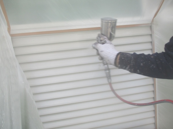 下塗りの錆止め吹付中です